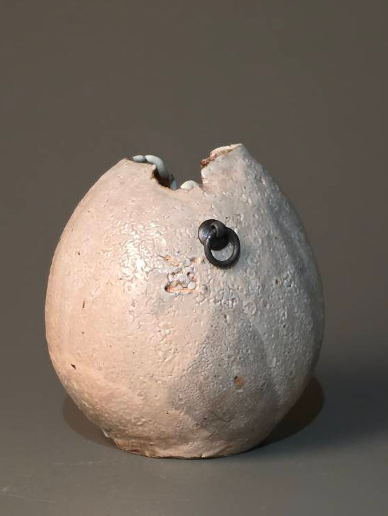 9. Biwa Kohiki Hanging Vase